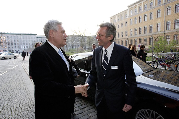 BVR-Frühlingsfest im April 2008: BVR- Präsident Dr. Christopher Pleister begrüßt Bundeswirtschaftsminister Michael Glos (links).
